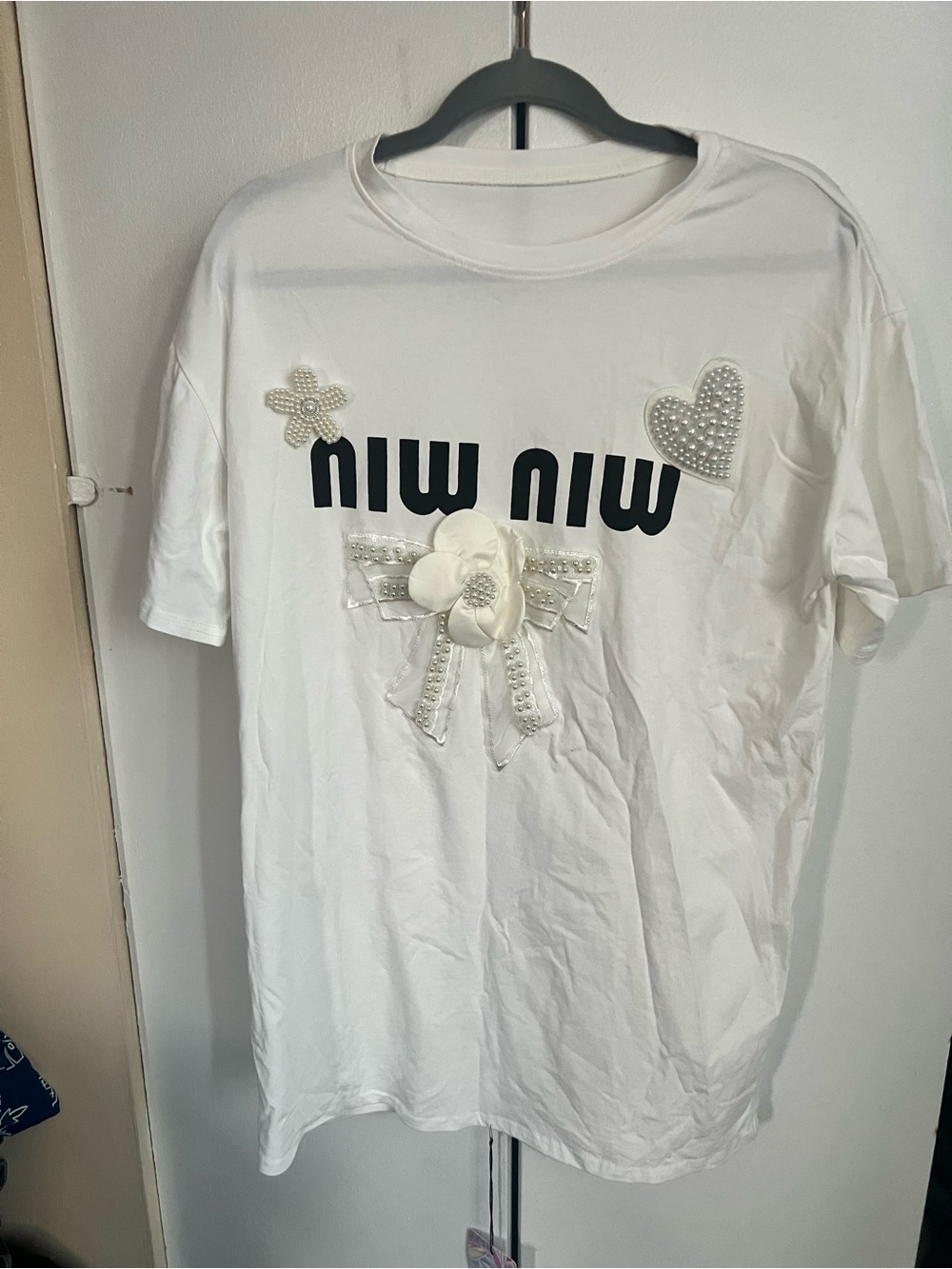 Woman White Embellished Tee with Floral Bow Size L